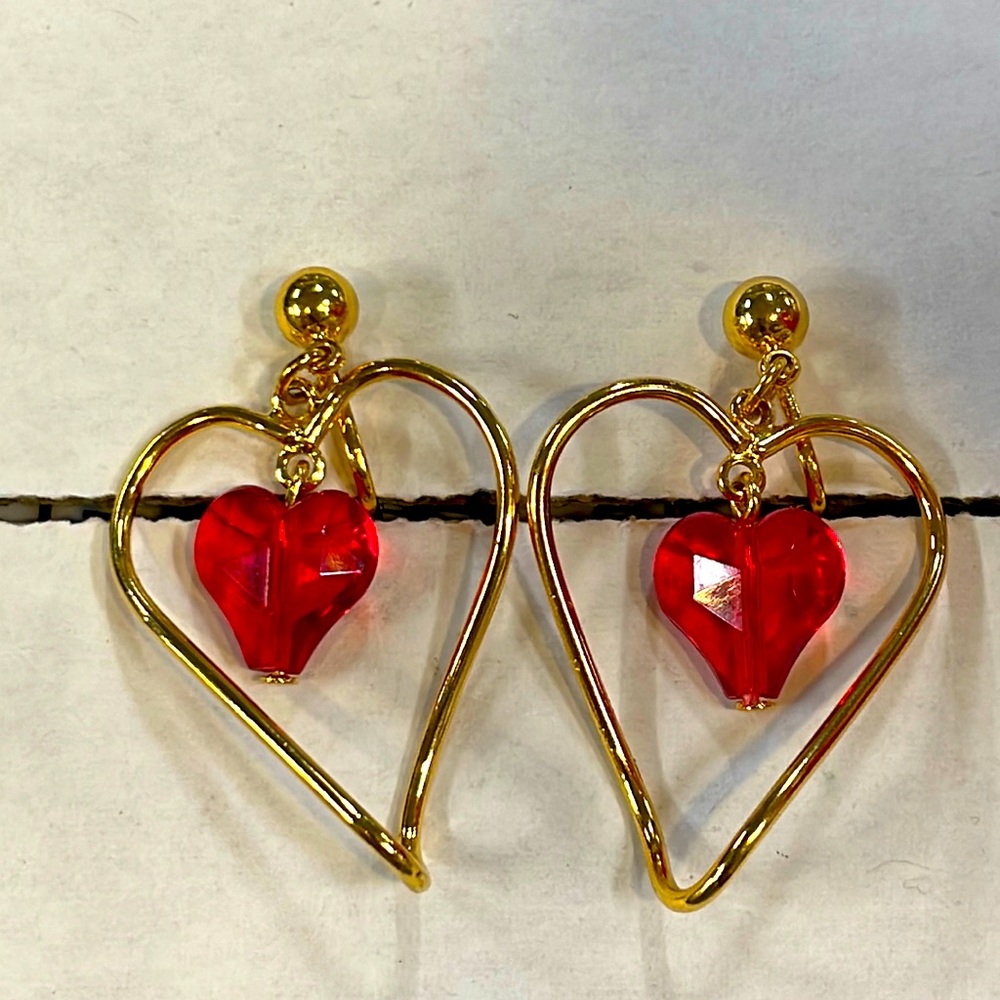 ❤️VINTAGE AVON Gold Tone Red Hot Heart Earrings